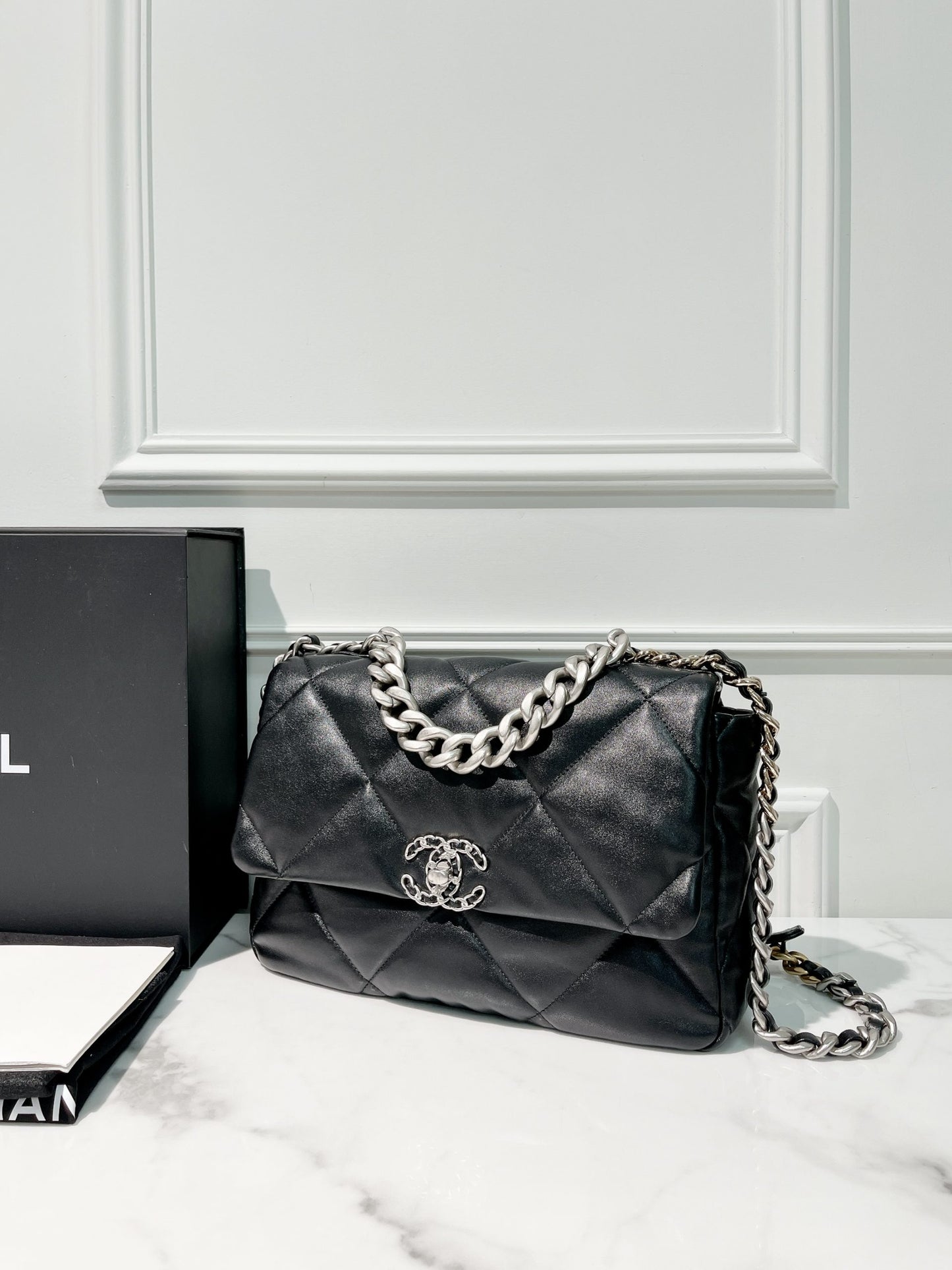 CHANEL MEDIUM 19 BAG, Black/Silver