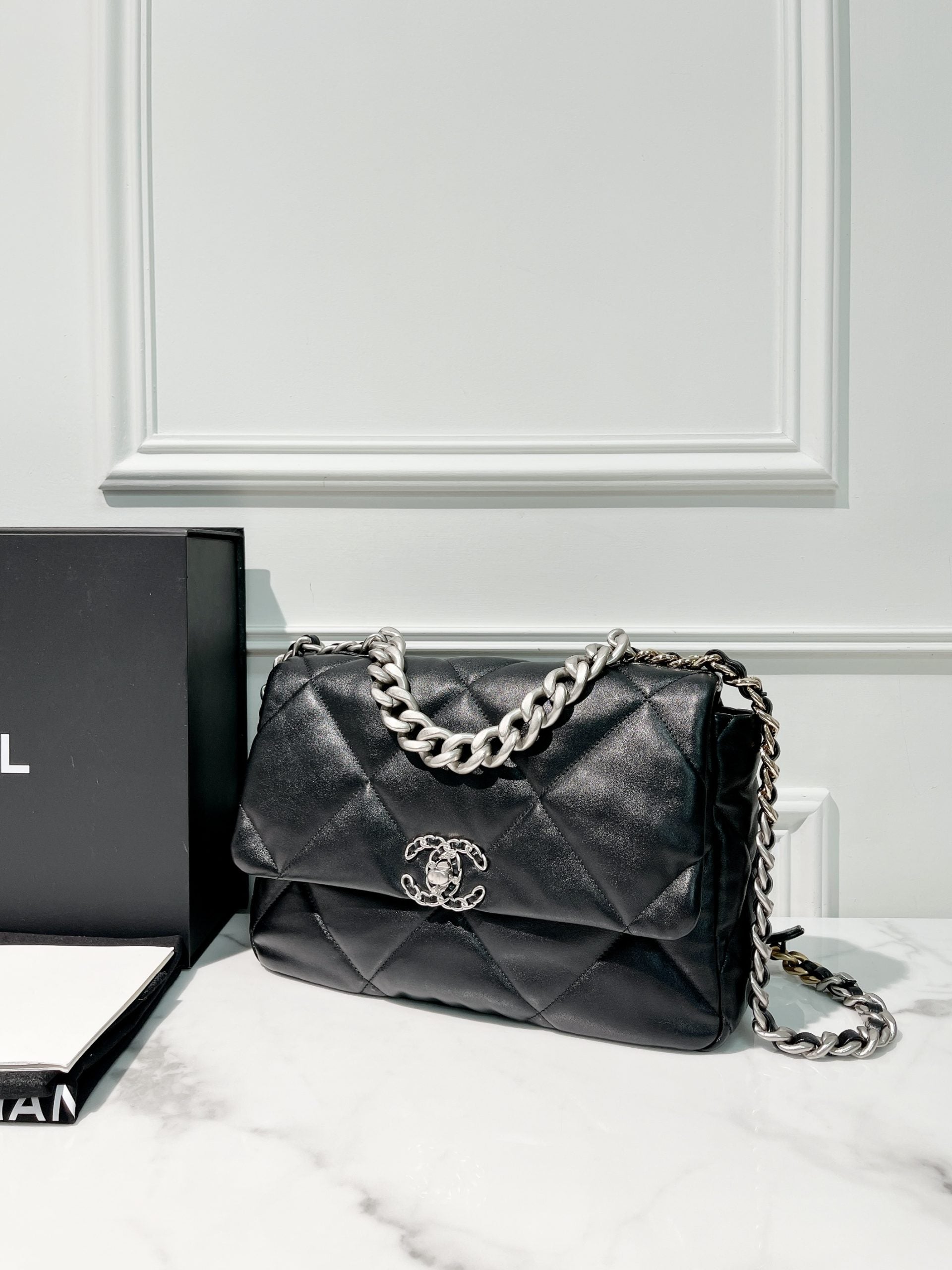 CHANEL MEDIUM 19 BAG, Black/Silver