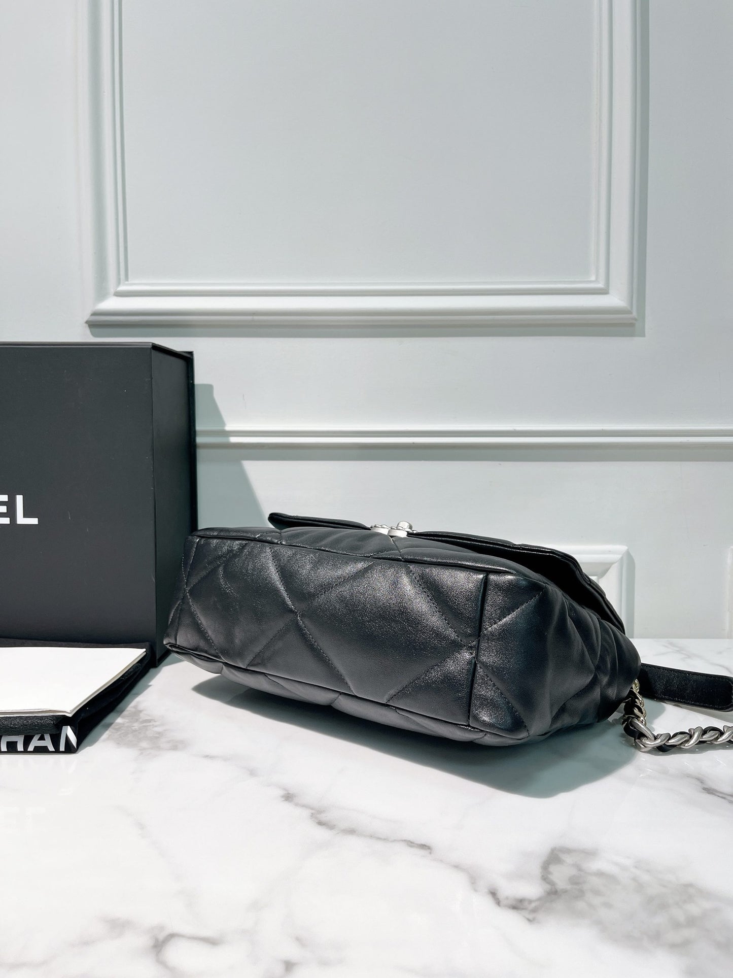 CHANEL MEDIUM 19 BAG, Black/Silver
