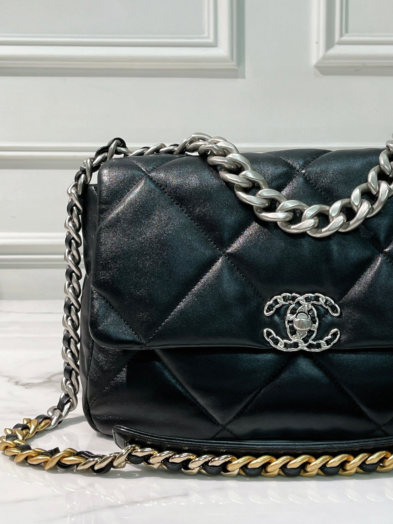 CHANEL MEDIUM 19 BAG, Black/Silver