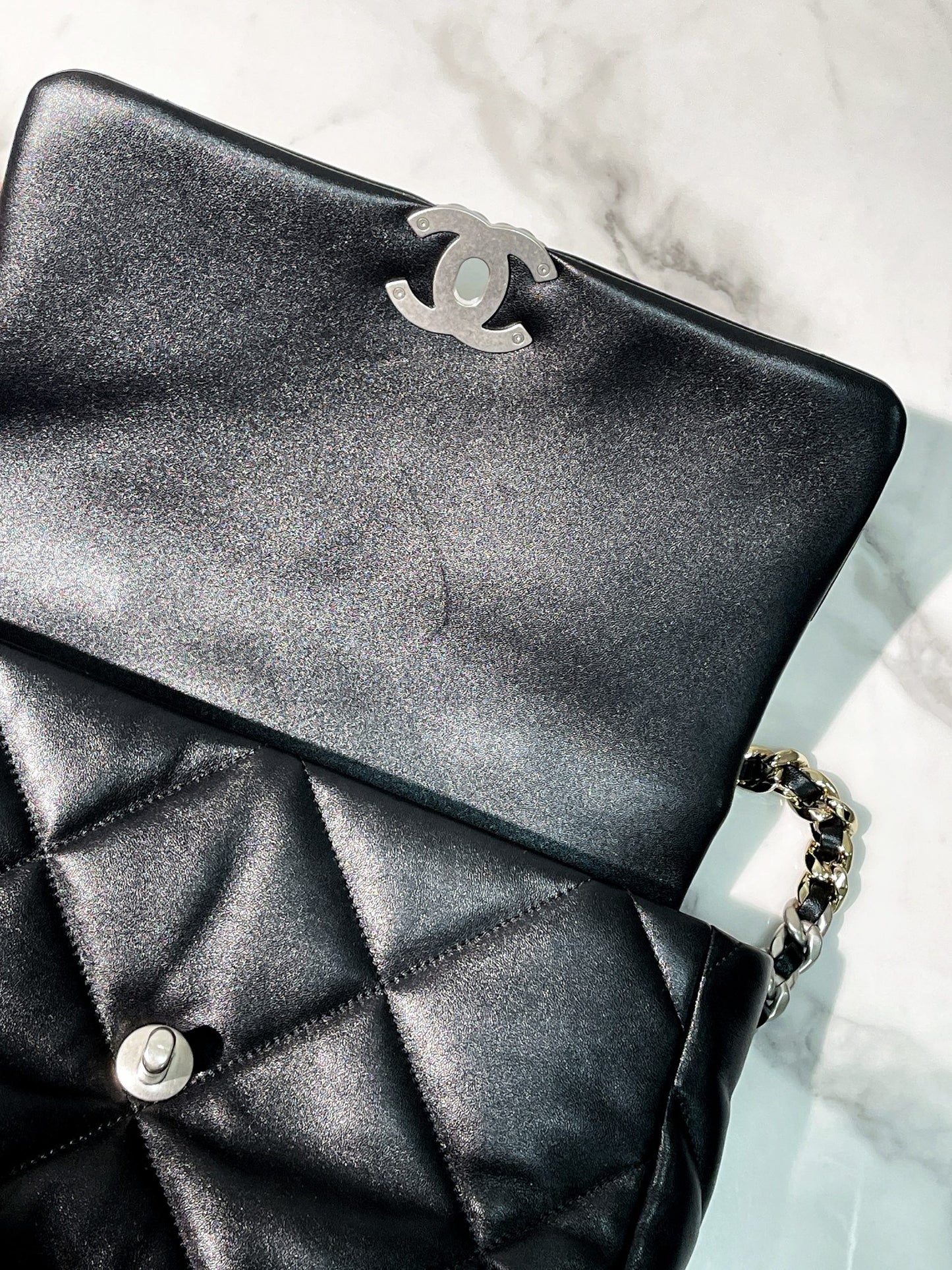 CHANEL MEDIUM 19 BAG, Black/Silver