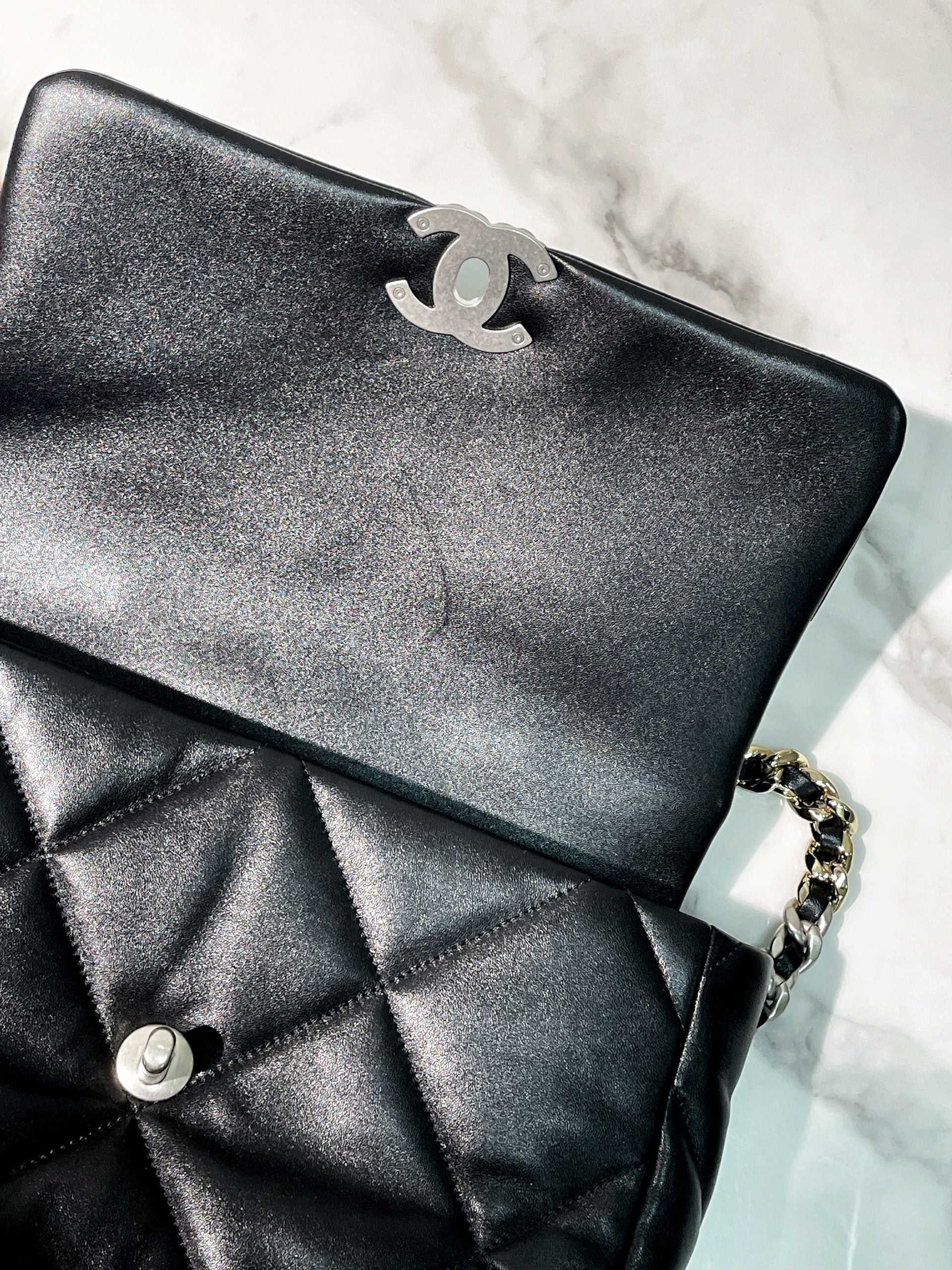 CHANEL MEDIUM 19 BAG, Black/Silver