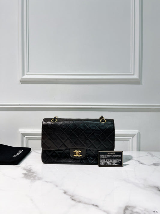 CHANEL VINTAGE MEDIUM CLASSIC FLAP, Black/Gold
