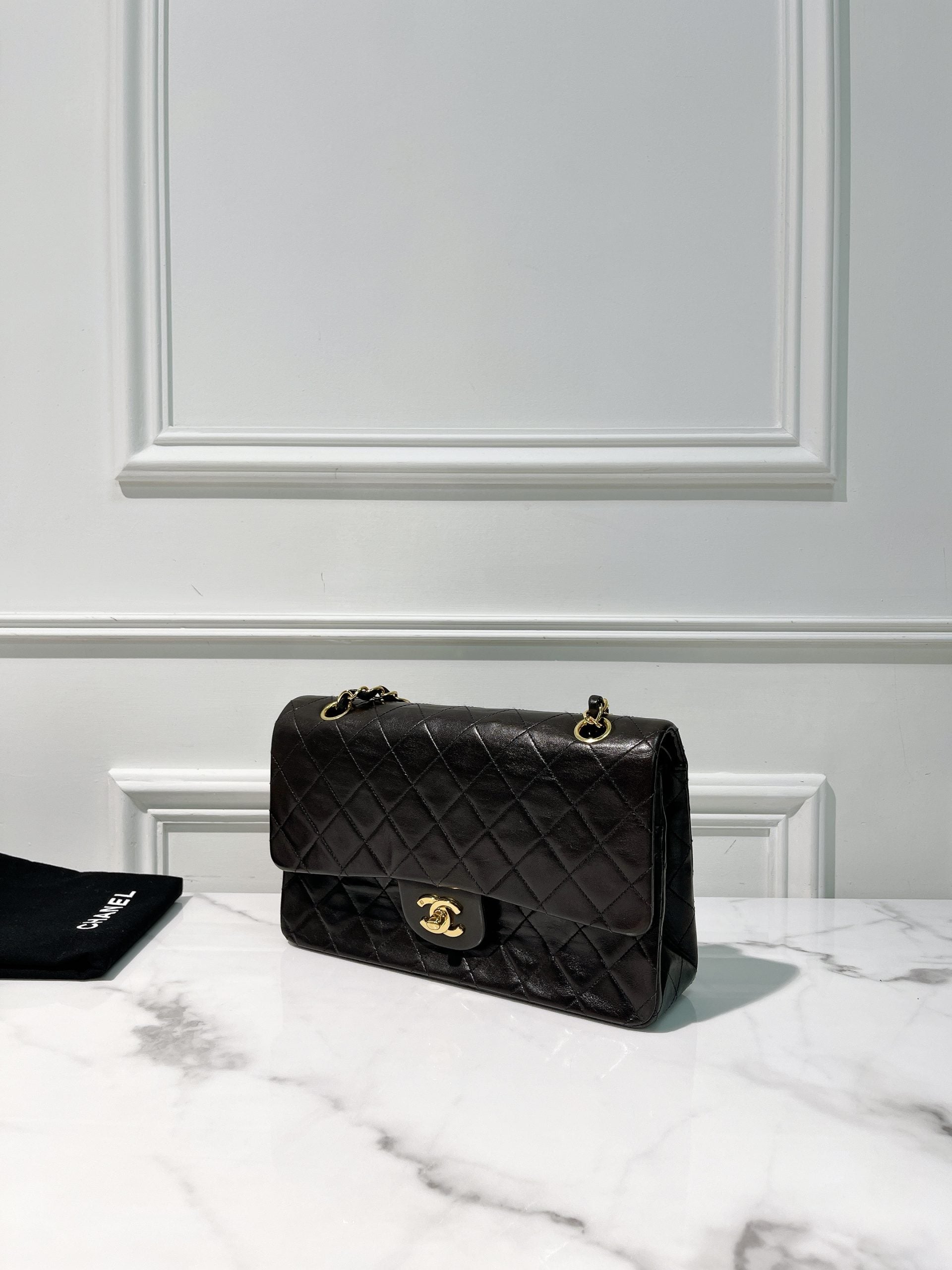 CHANEL VINTAGE MEDIUM CLASSIC FLAP, Black/Gold