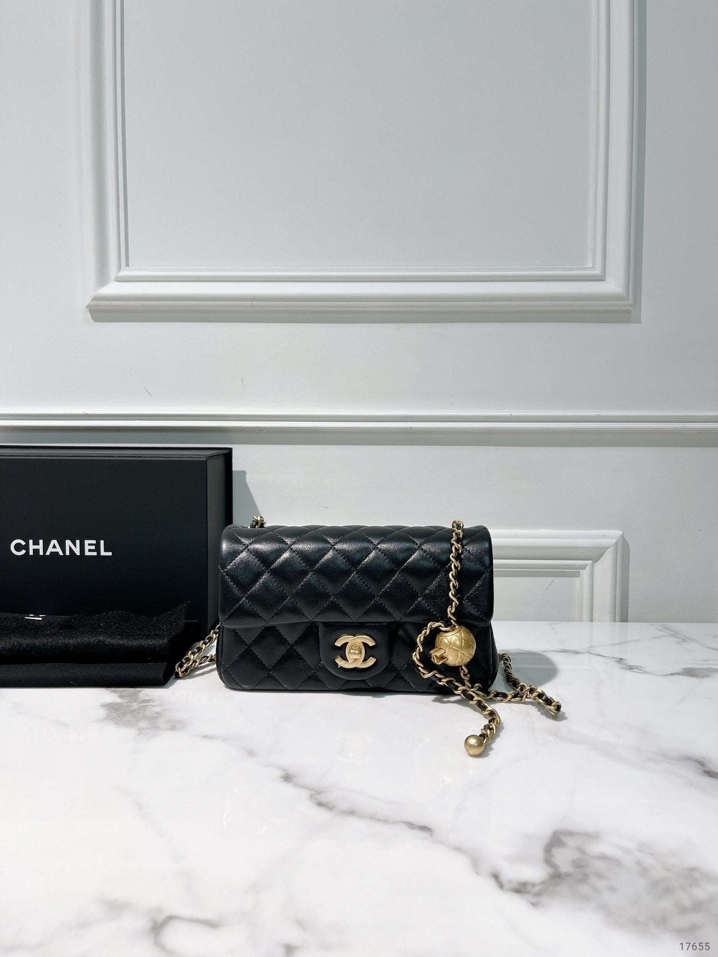 CHANEL 25A PEARL CRUSH MINI FLAP, Black/Gold