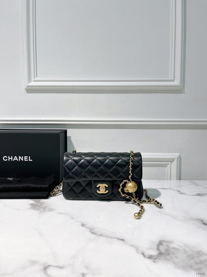CHANEL 25A PEARL CRUSH MINI FLAP, Black/Gold