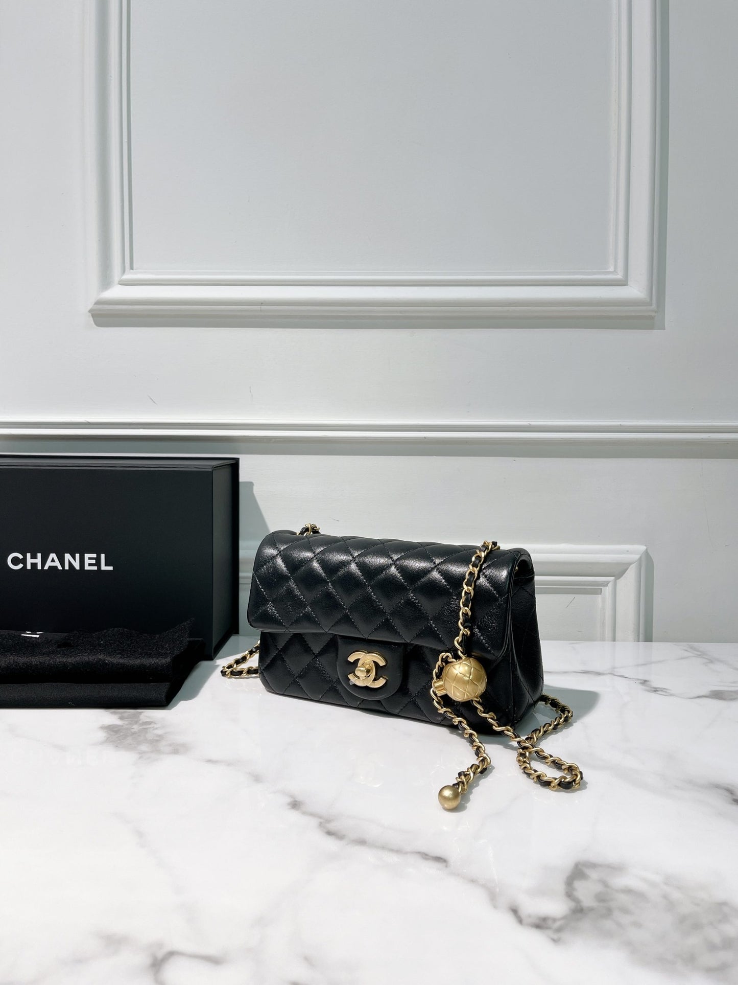 CHANEL 25A PEARL CRUSH MINI FLAP, Black/Gold