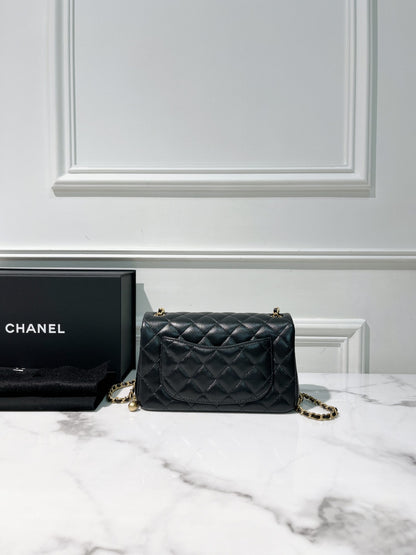 CHANEL 25A PEARL CRUSH MINI FLAP, Black/Gold