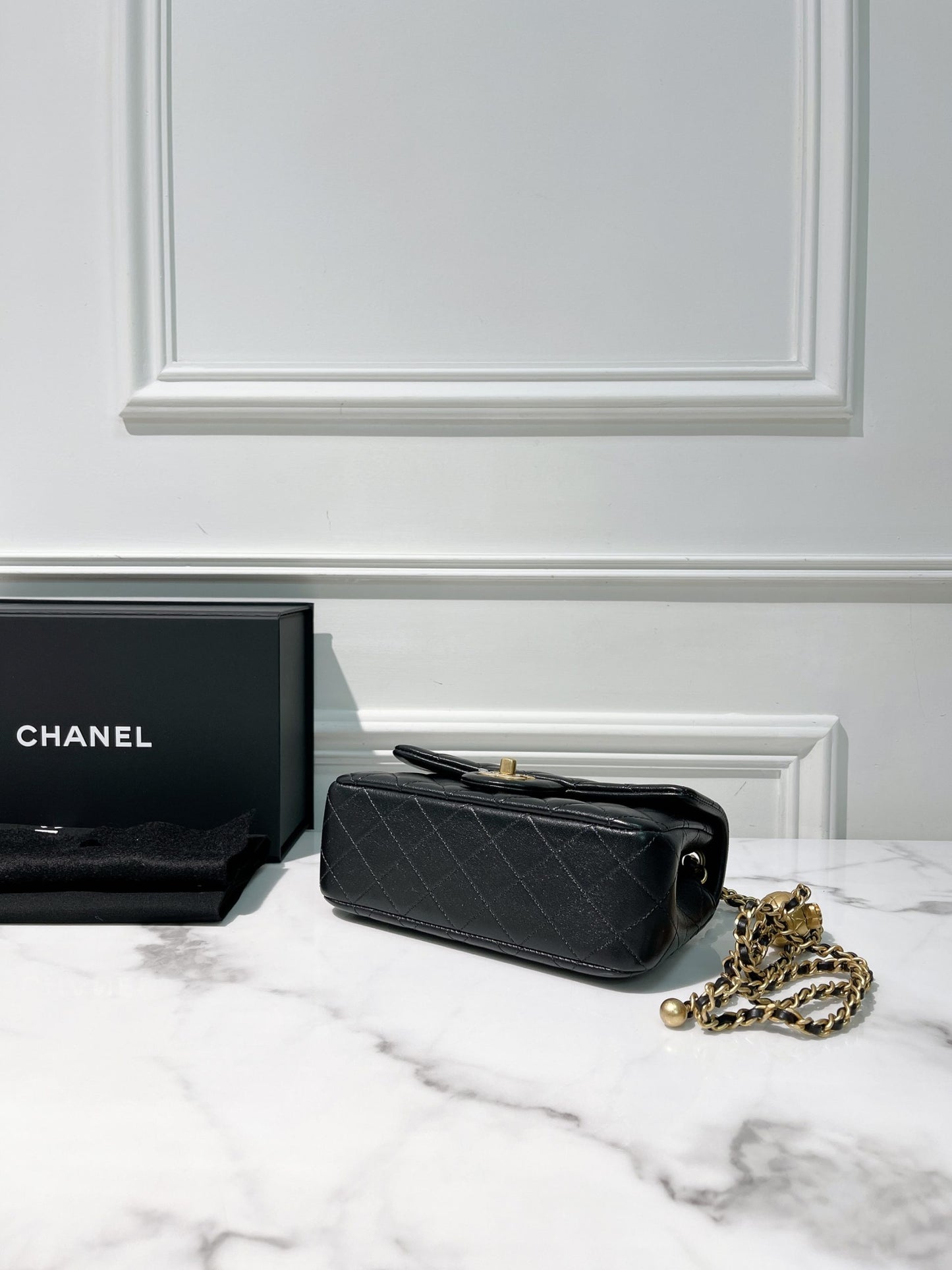 CHANEL 25A PEARL CRUSH MINI FLAP, Black/Gold