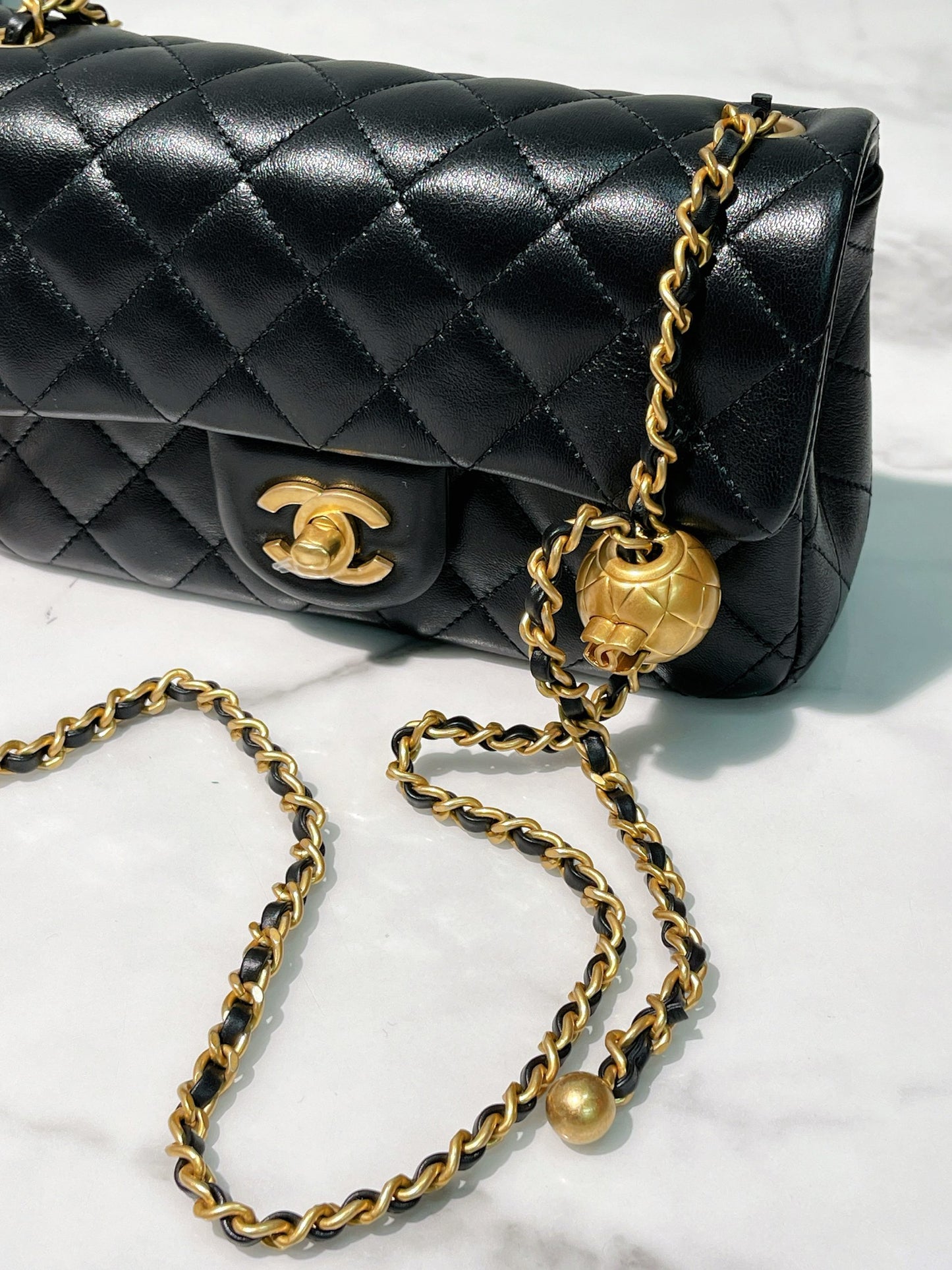 CHANEL 25A PEARL CRUSH MINI FLAP, Black/Gold