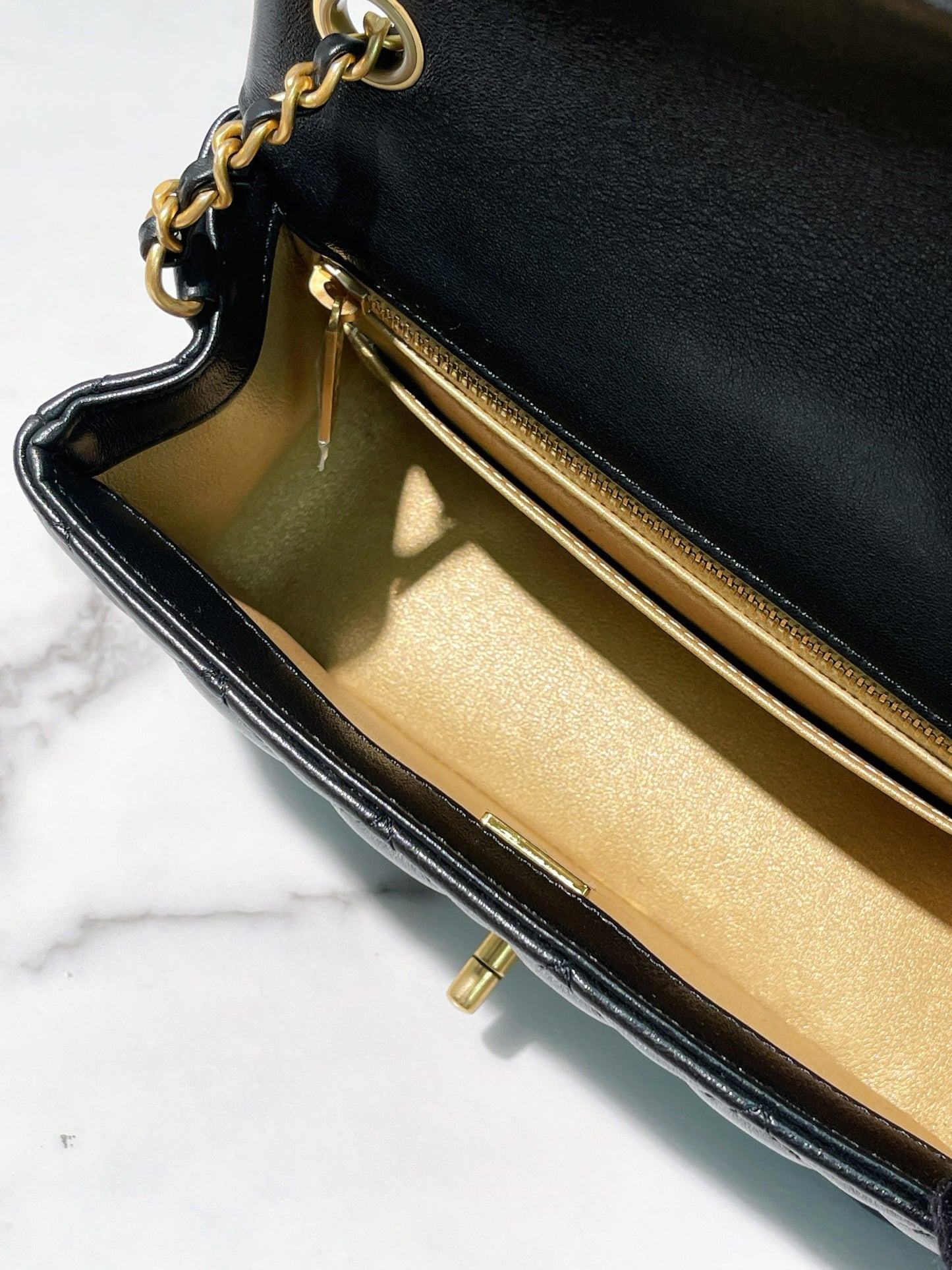 CHANEL 25A PEARL CRUSH MINI FLAP, Black/Gold