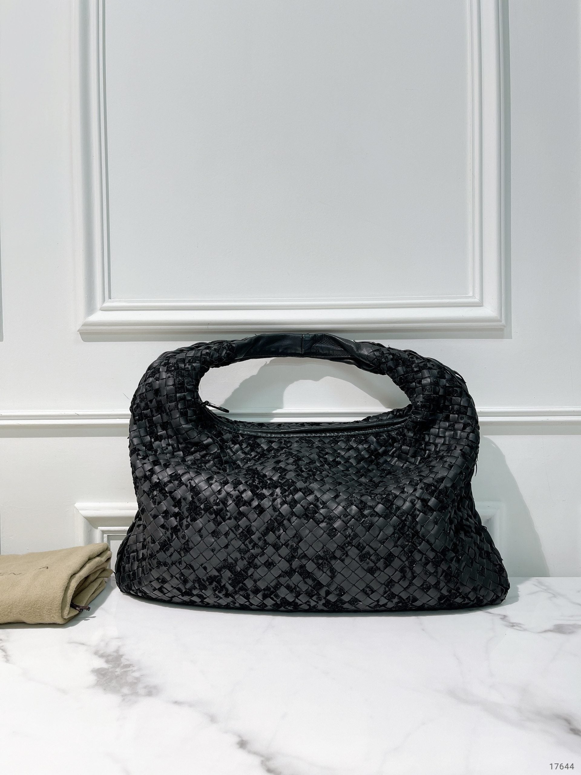 BOTTEGA VENETA SMALL HOP, Black