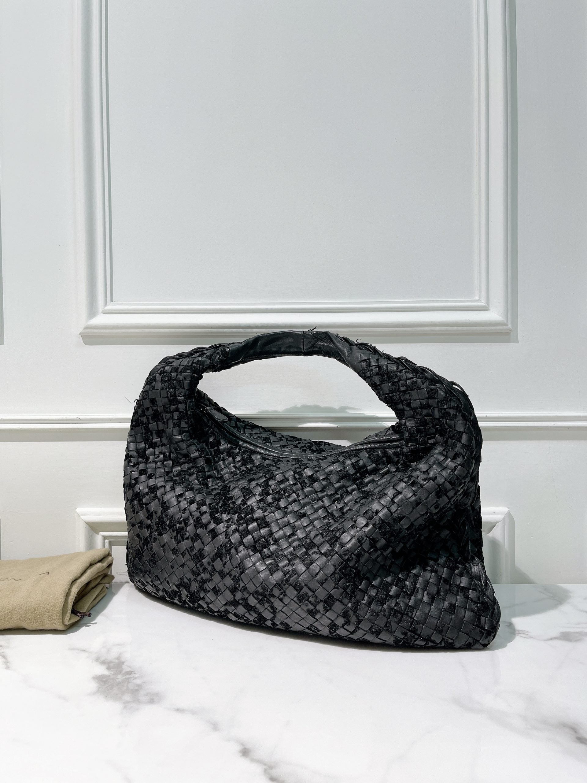 BOTTEGA VENETA SMALL HOP, Black