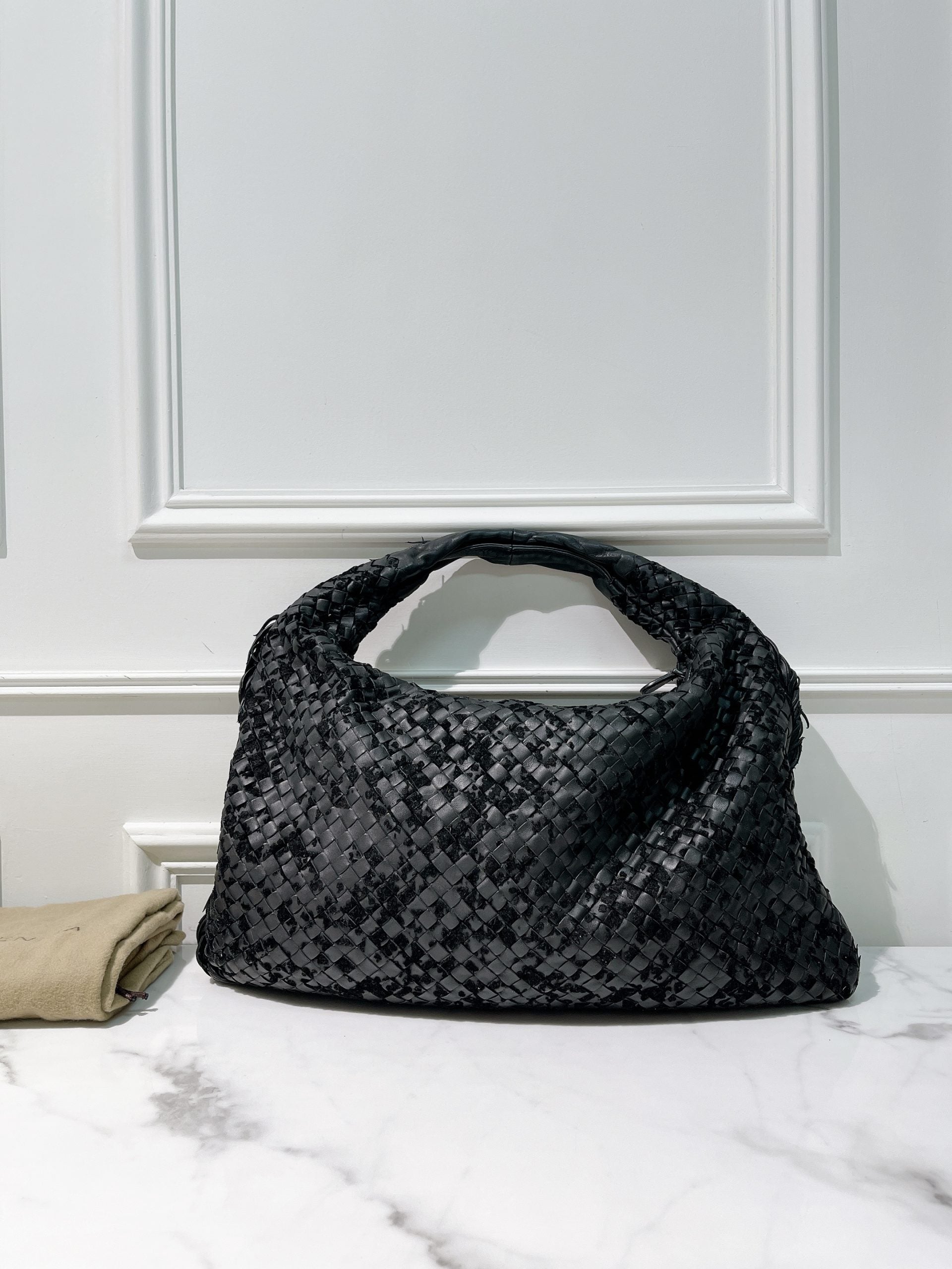 BOTTEGA VENETA SMALL HOP, Black