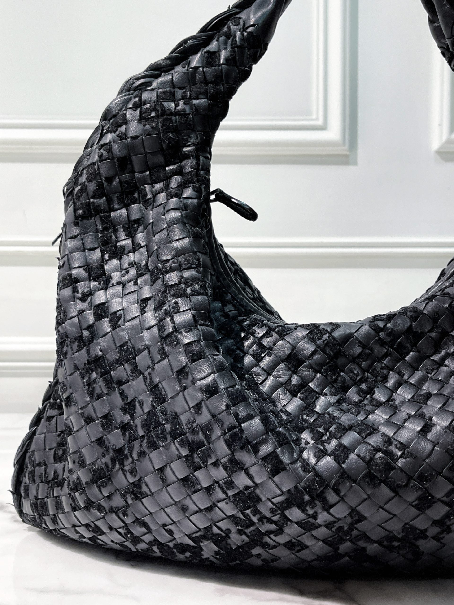 BOTTEGA VENETA SMALL HOP, Black