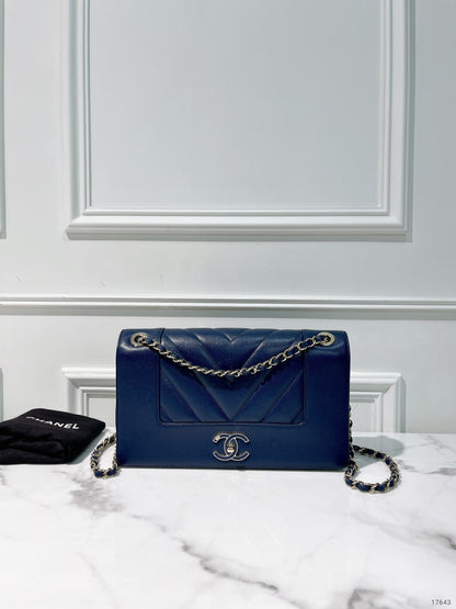 CHANEL MADEMOISELLE FLAP, Navy/Silver