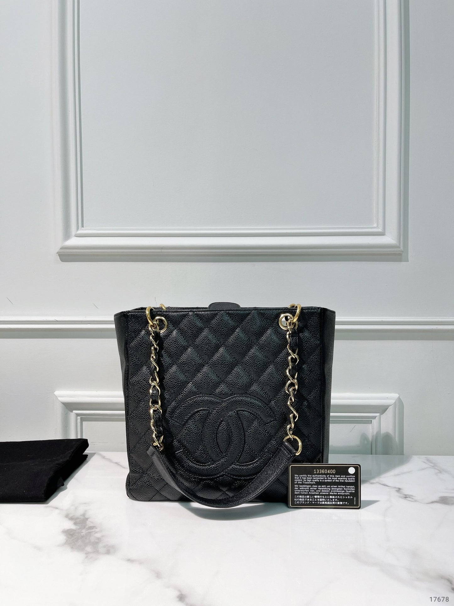CHANEL PETITE SHOPPING TOTE, Black/Gold