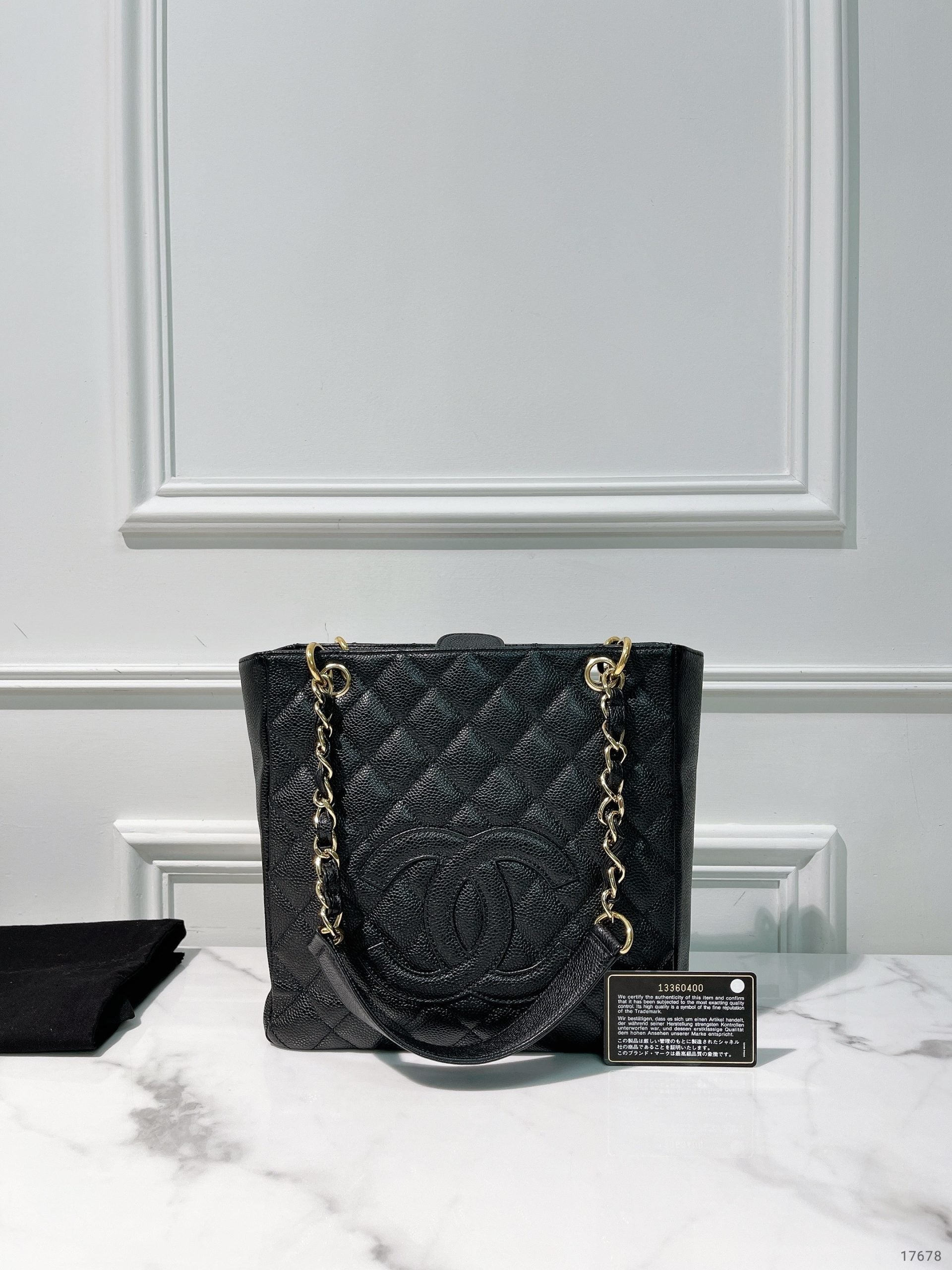 CHANEL PETITE SHOPPING TOTE, Black/Gold
