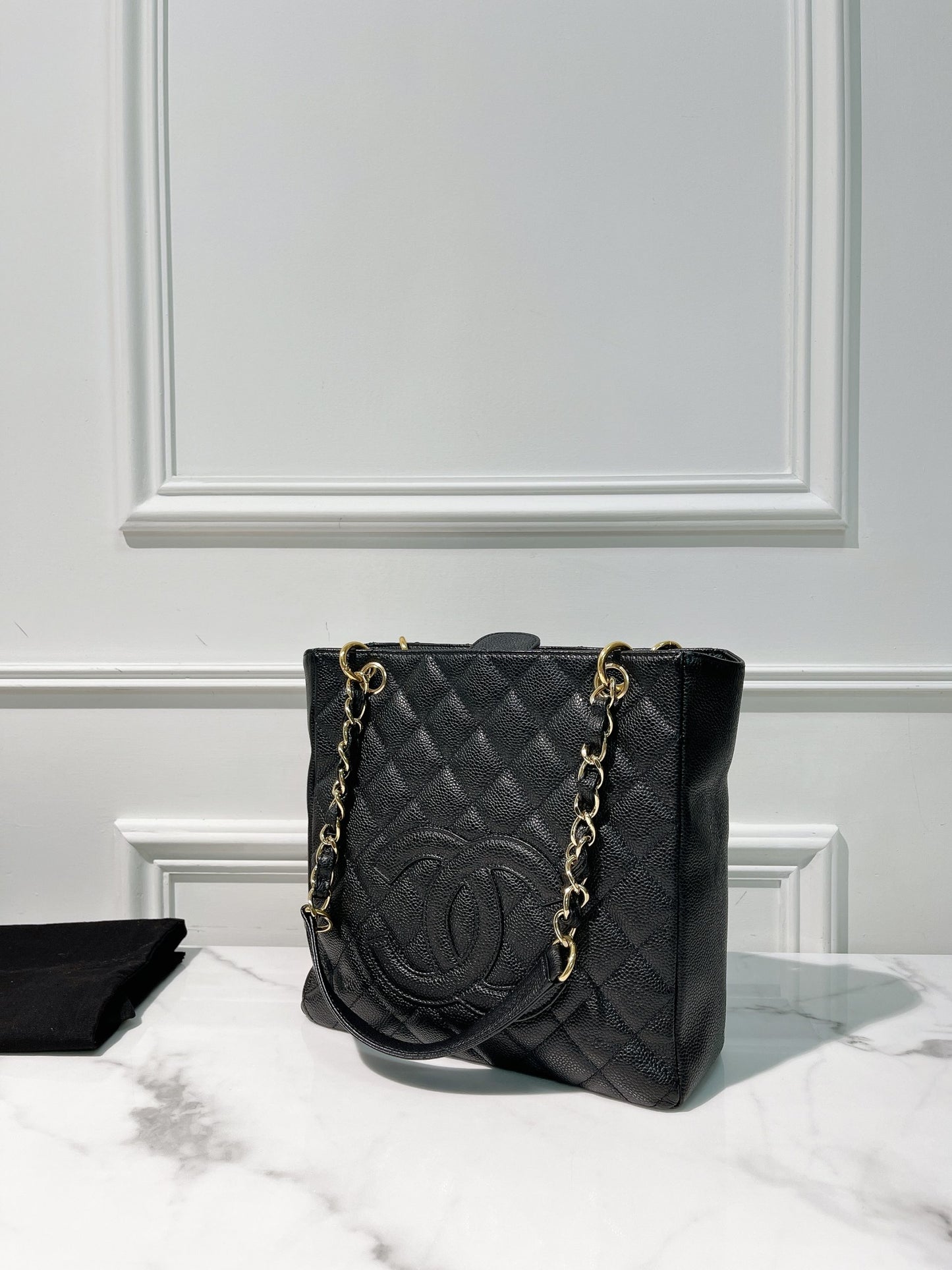 CHANEL PETITE SHOPPING TOTE, Black/Gold
