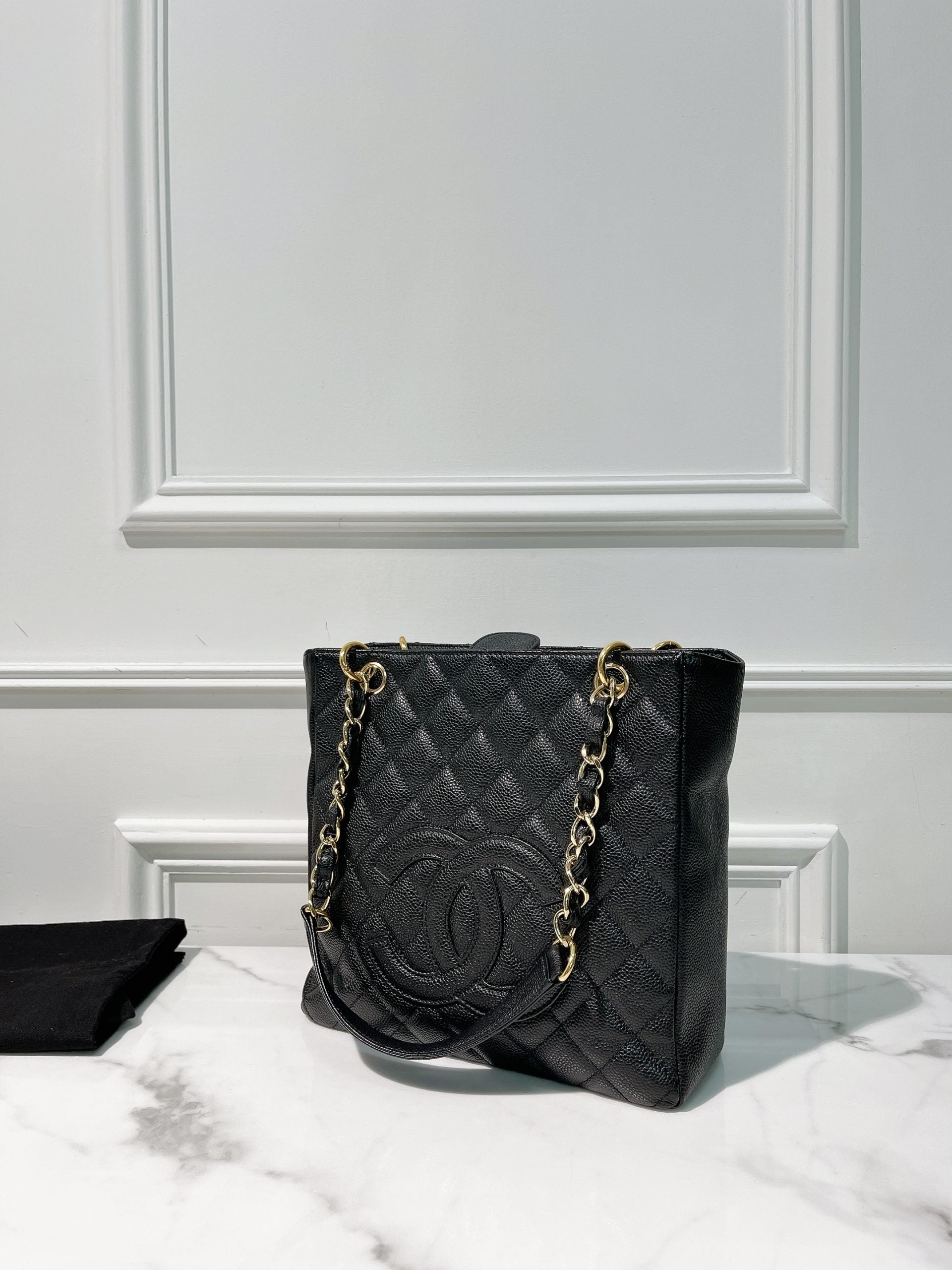 CHANEL PETITE SHOPPING TOTE, Black/Gold