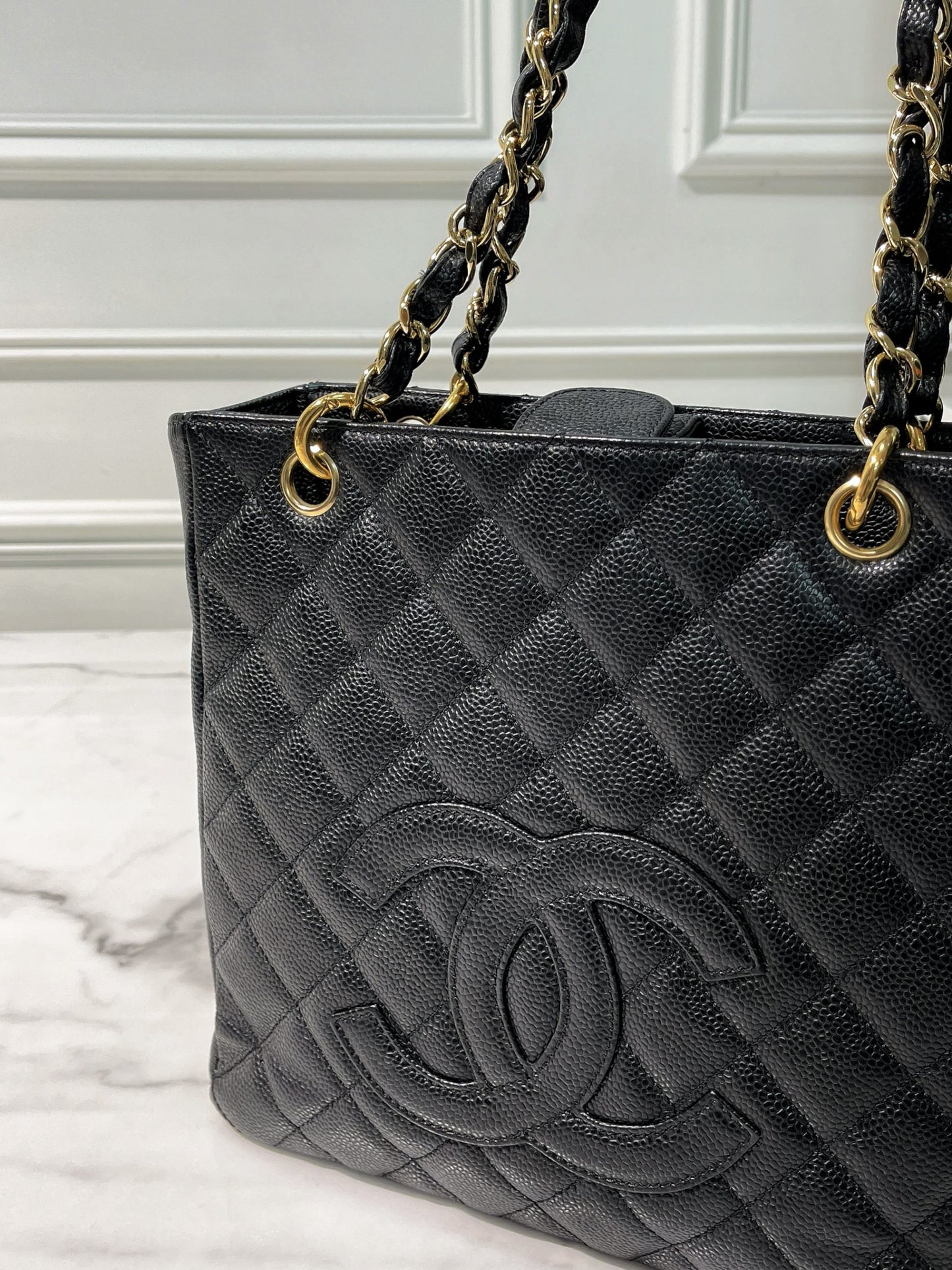 CHANEL PETITE SHOPPING TOTE, Black/Gold