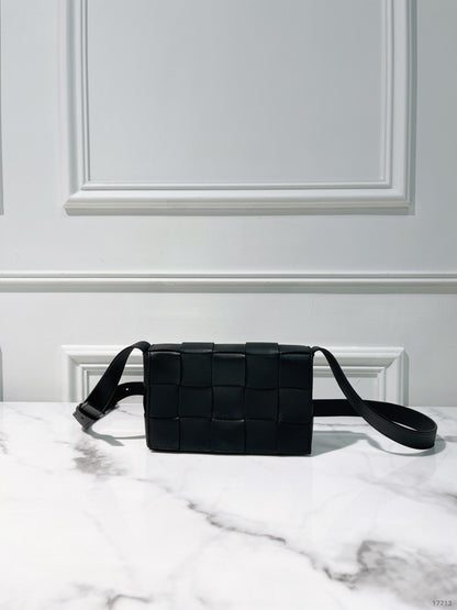 BOTTEGA VENETA SMALL CASSETTE, Black