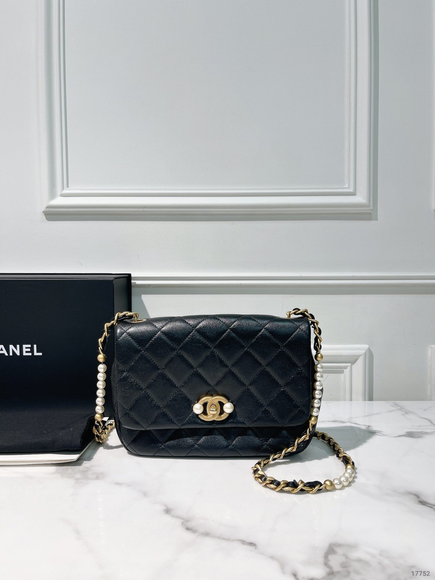 CHANEL 22C MINI FLAP, Black/Gold