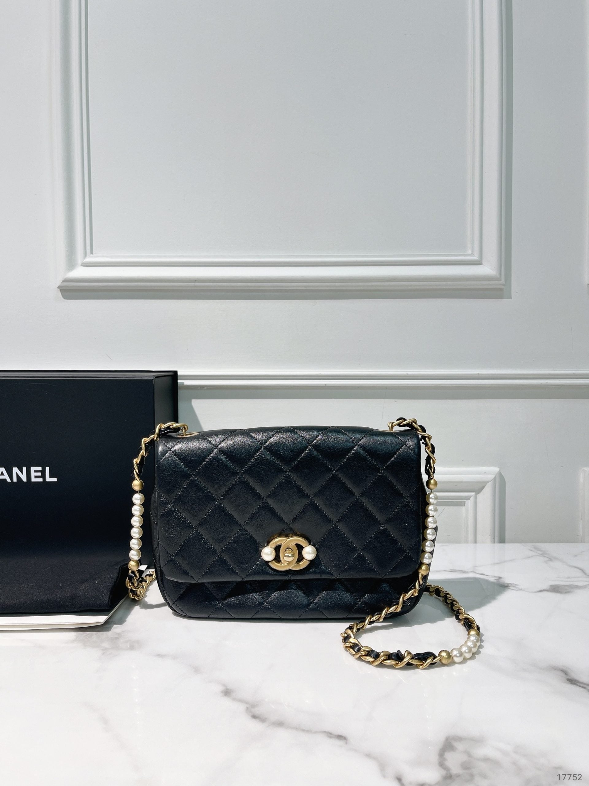CHANEL 22C MINI FLAP, Black/Gold
