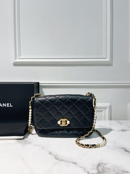 CHANEL 22C MINI FLAP, Black/Gold