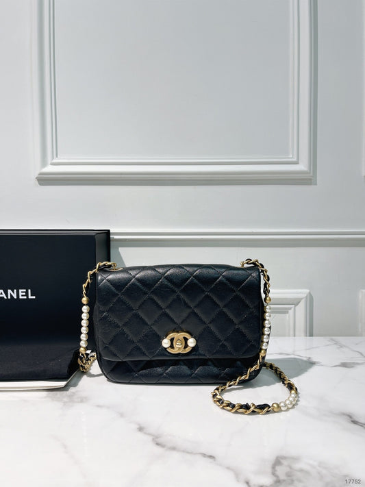 CHANEL 22C MINI FLAP, Black/Gold
