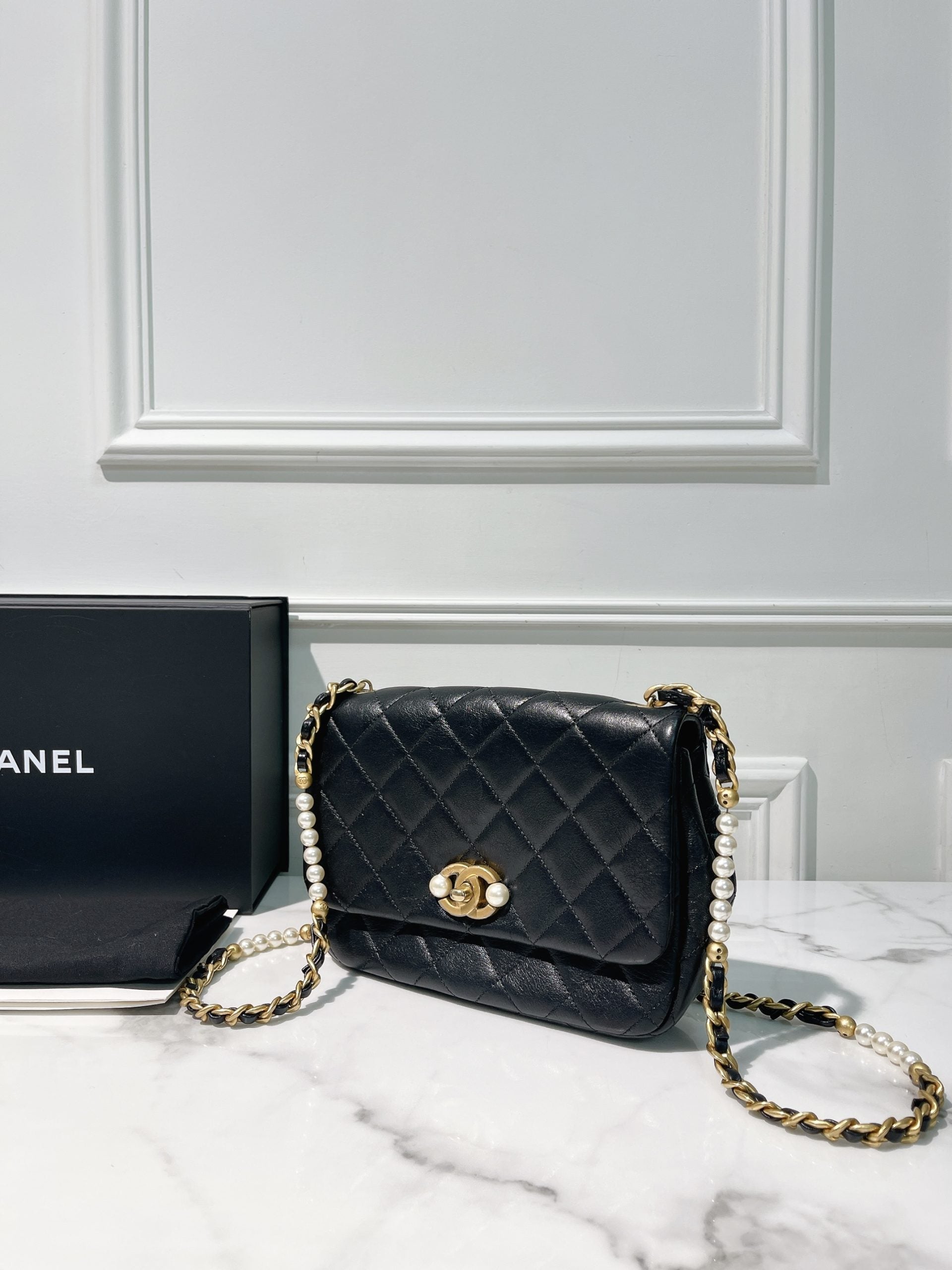 CHANEL 22C MINI FLAP, Black/Gold