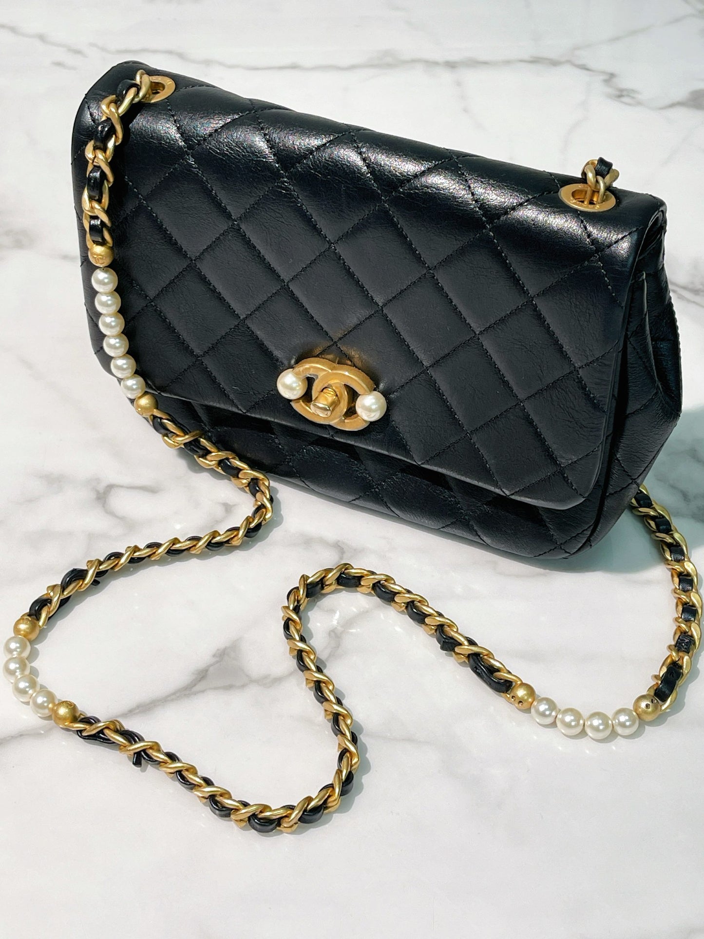 CHANEL 22C MINI FLAP, Black/Gold