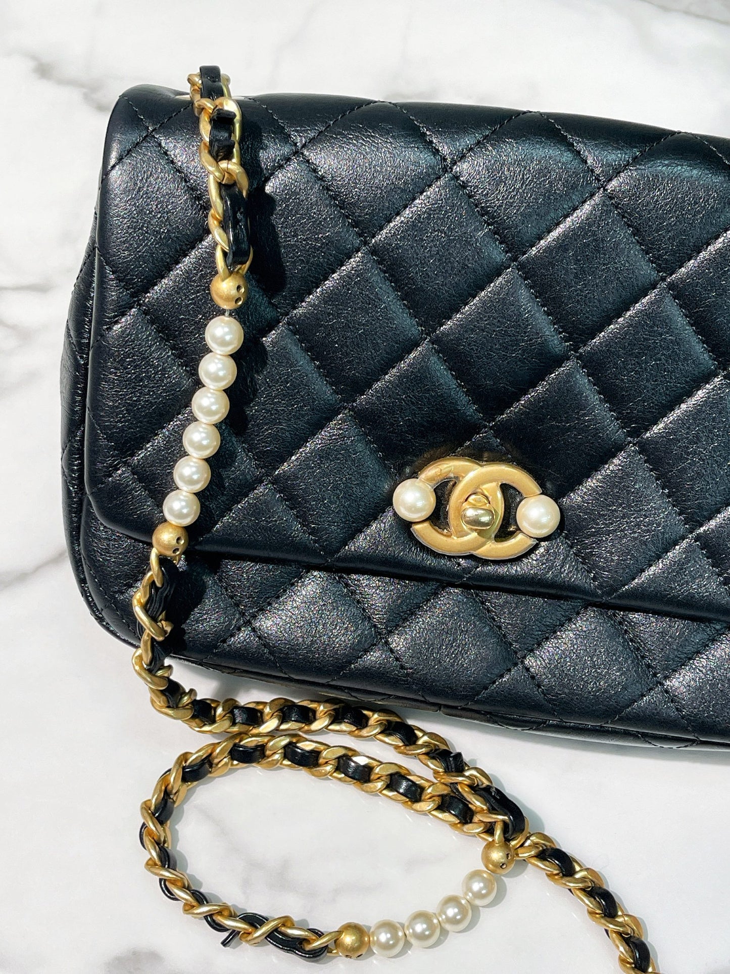 CHANEL 22C MINI FLAP, Black/Gold