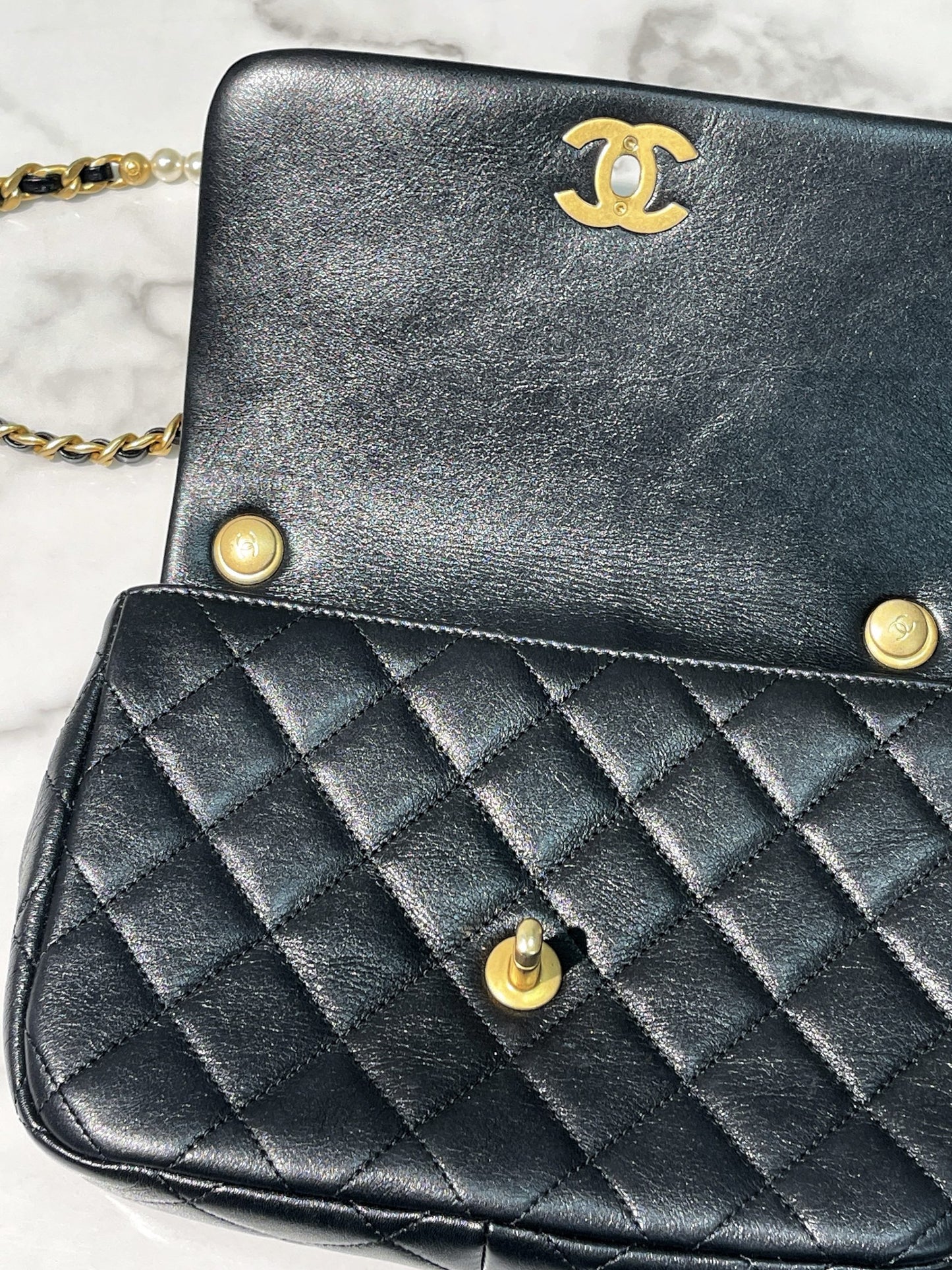 CHANEL 22C MINI FLAP, Black/Gold