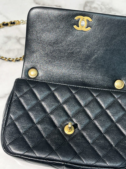 CHANEL 22C MINI FLAP, Black/Gold
