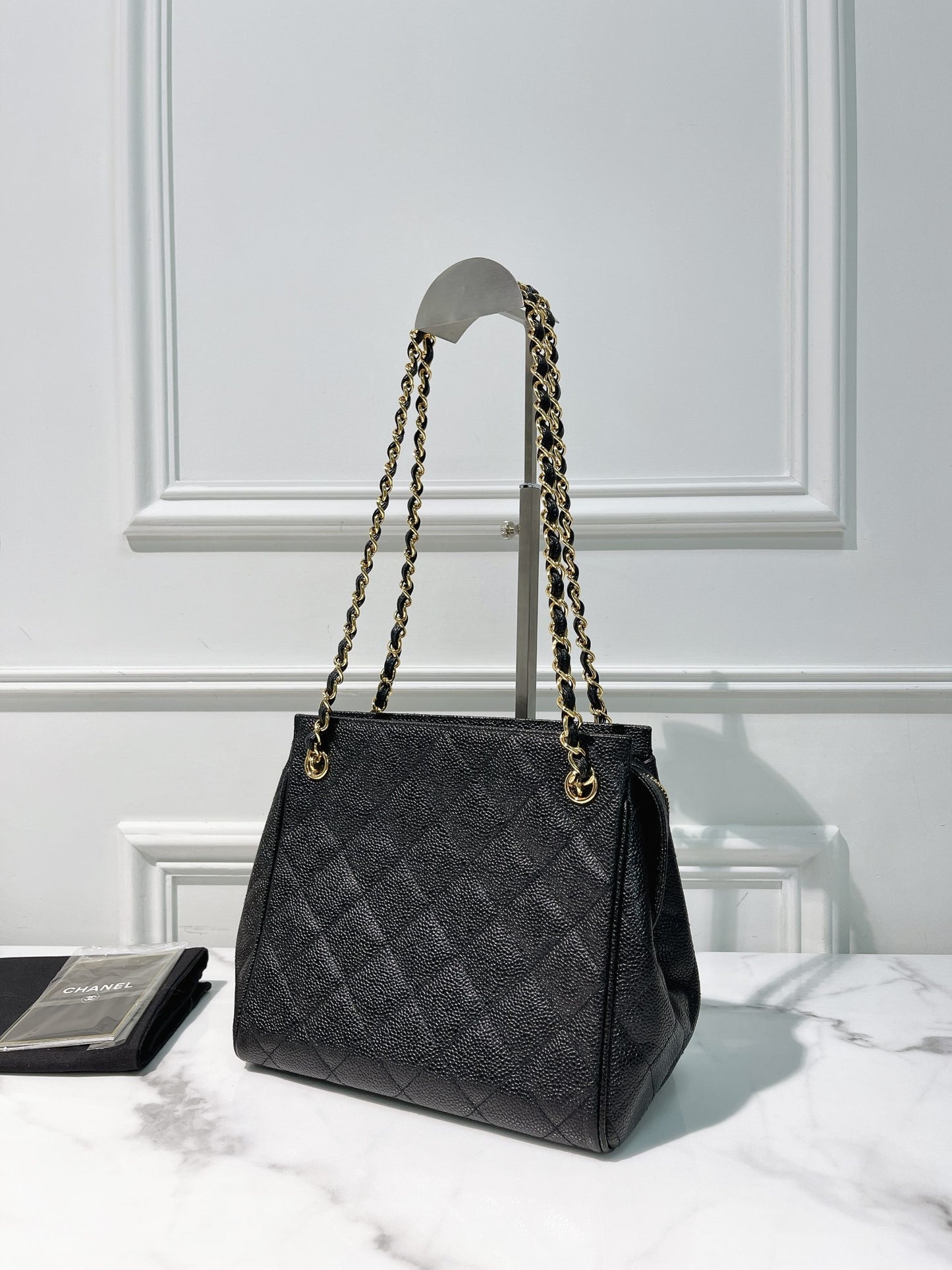 CHANEL VINTAGE SHOULDER BAG, Black/Gold