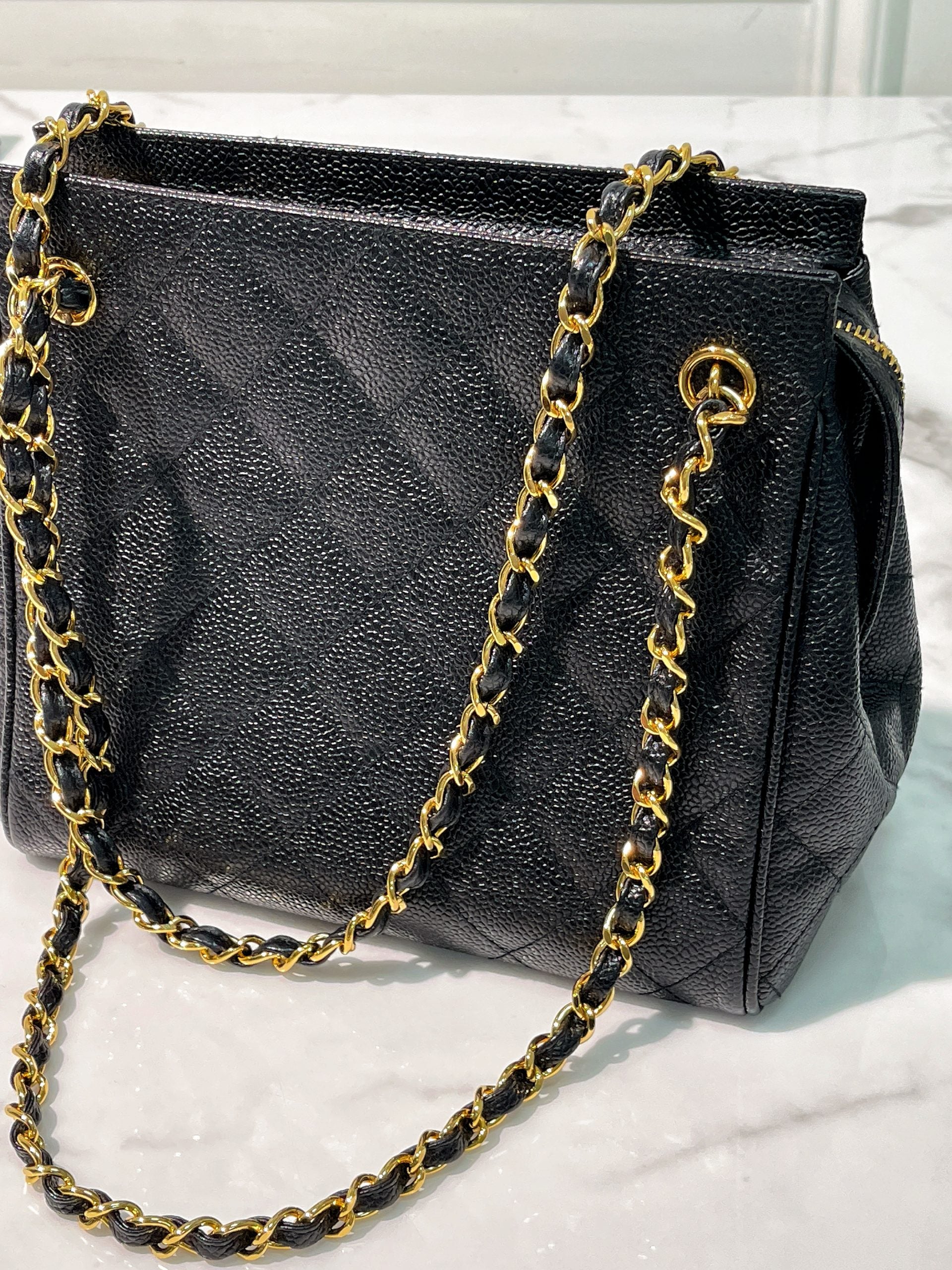 CHANEL VINTAGE SHOULDER BAG, Black/Gold