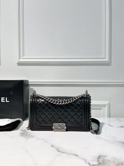 CHANEL MEDIUM BOY, Black/Silver