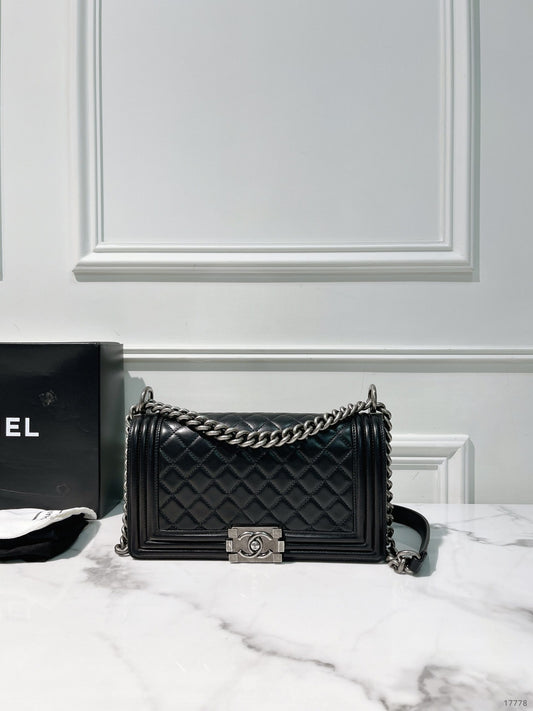 CHANEL MEDIUM BOY, Black/Silver