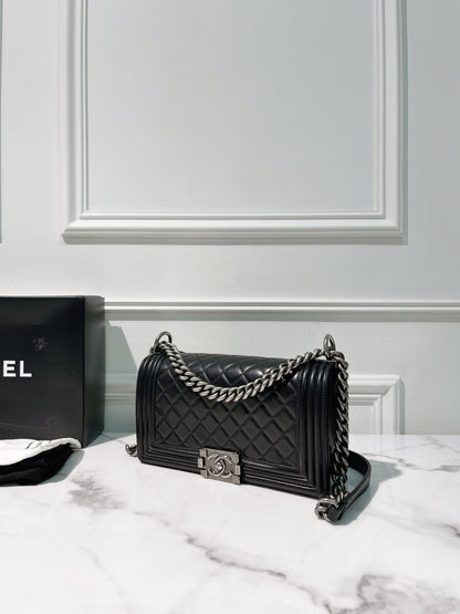 CHANEL MEDIUM BOY, Black/Silver