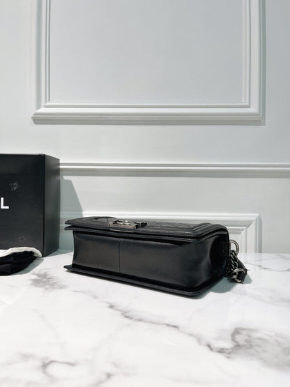 CHANEL MEDIUM BOY, Black/Silver