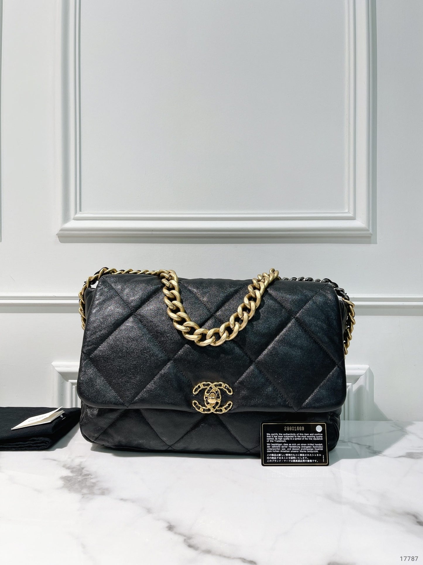 CHANEL MAXI 19 BAG, Black/Gold