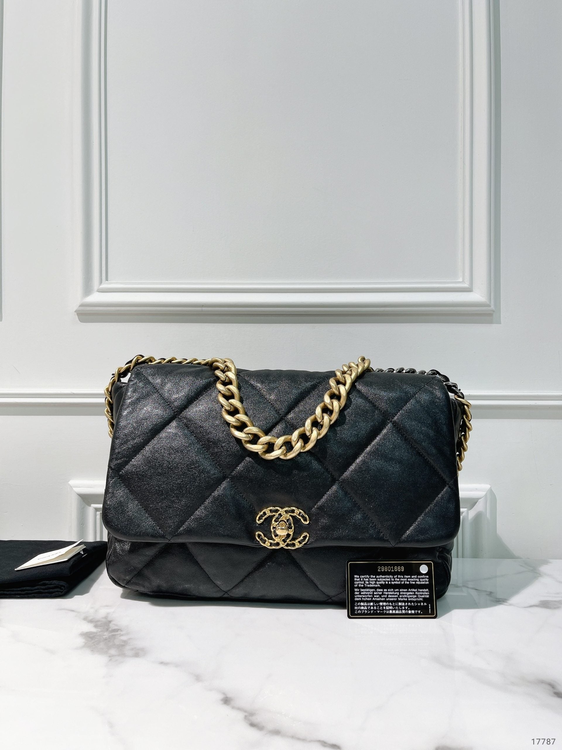 CHANEL MAXI 19 BAG, Black/Gold