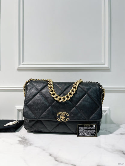 CHANEL MAXI 19 BAG, Black/Gold