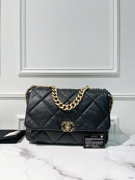 CHANEL MAXI 19 BAG, Black/Gold