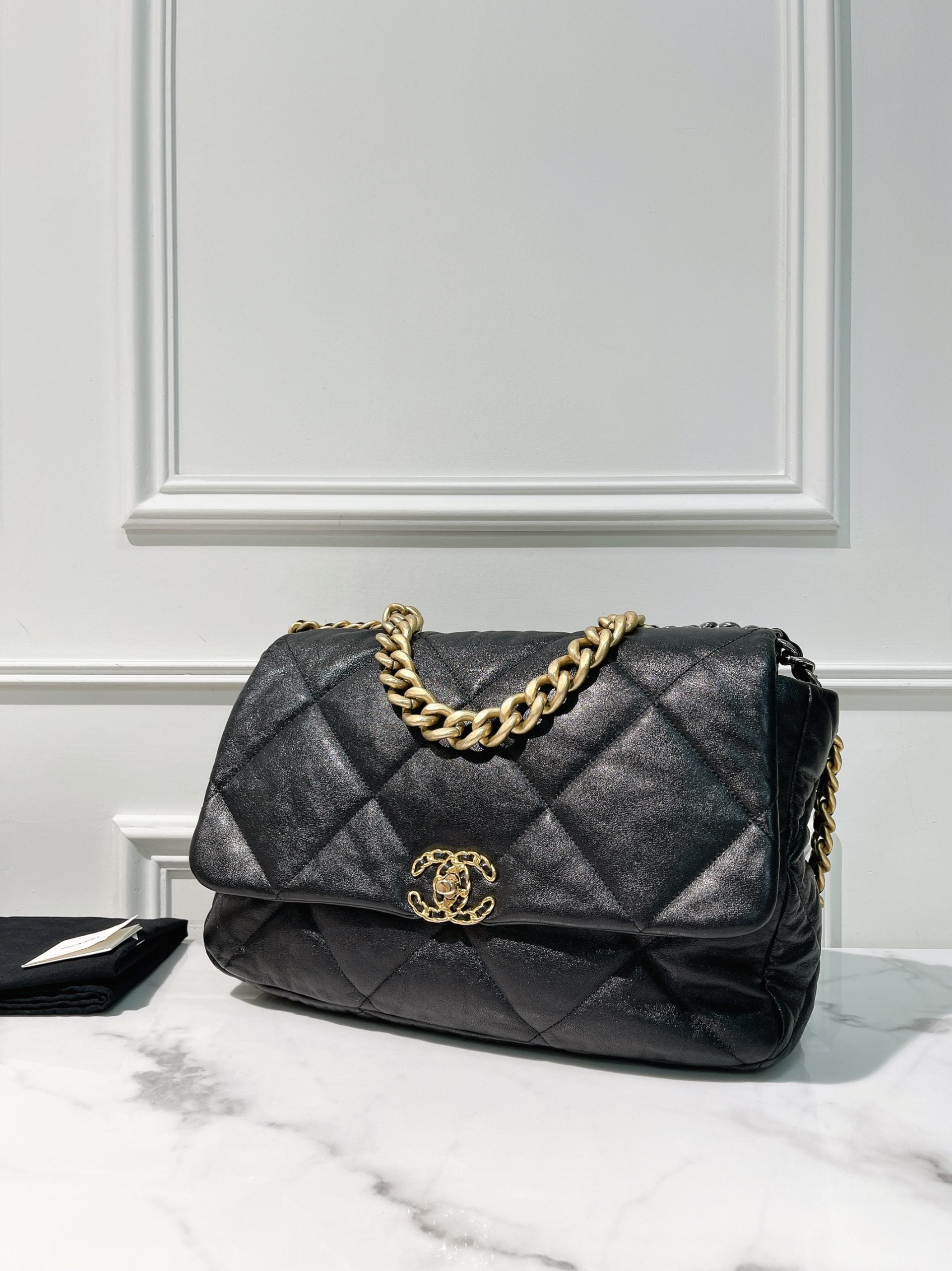 CHANEL MAXI 19 BAG, Black/Gold
