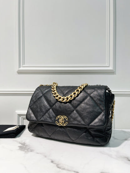CHANEL MAXI 19 BAG, Black/Gold