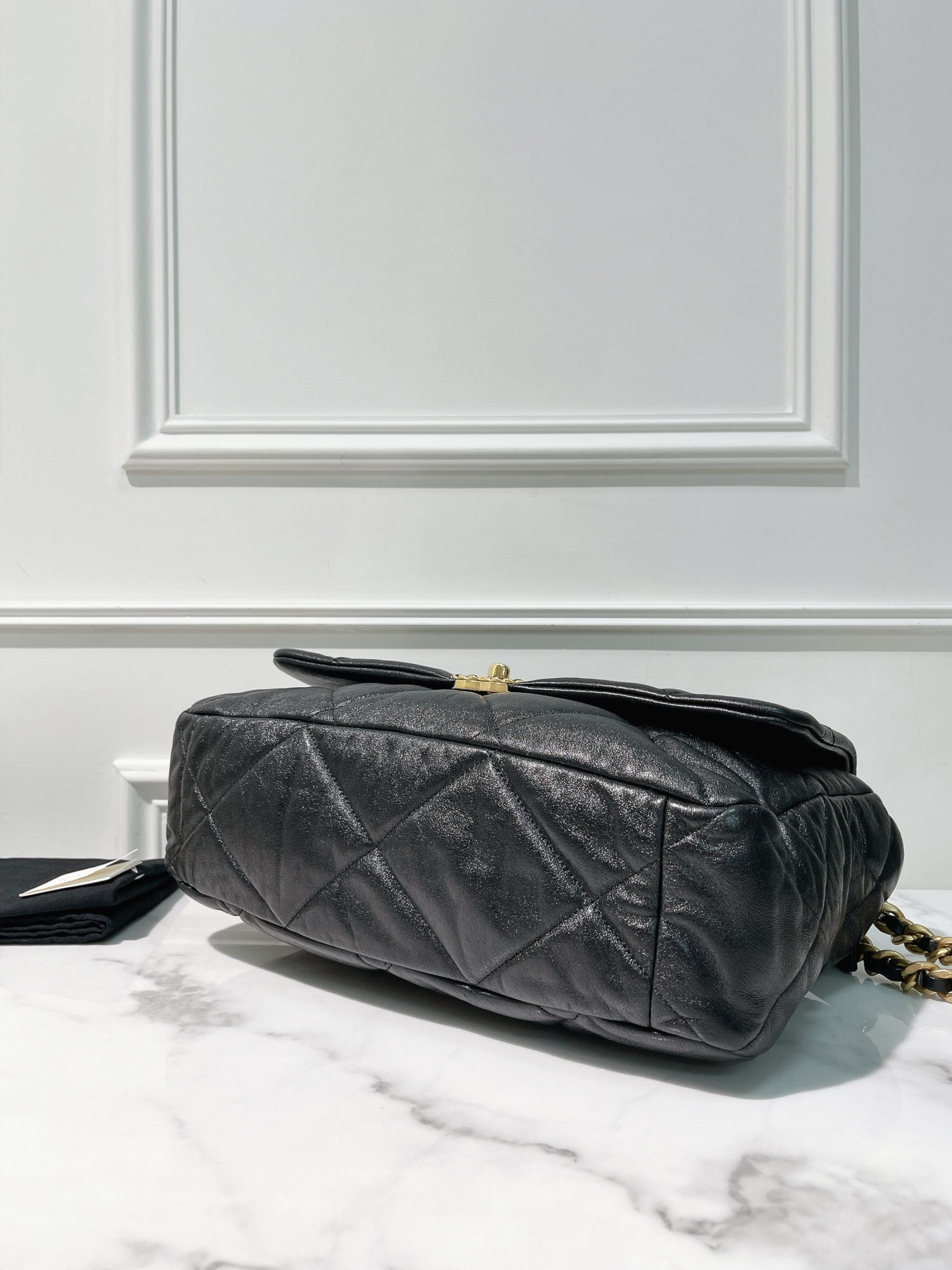 CHANEL MAXI 19 BAG, Black/Gold