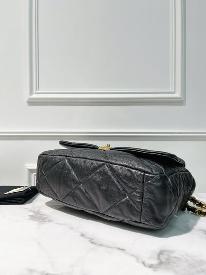 CHANEL MAXI 19 BAG, Black/Gold