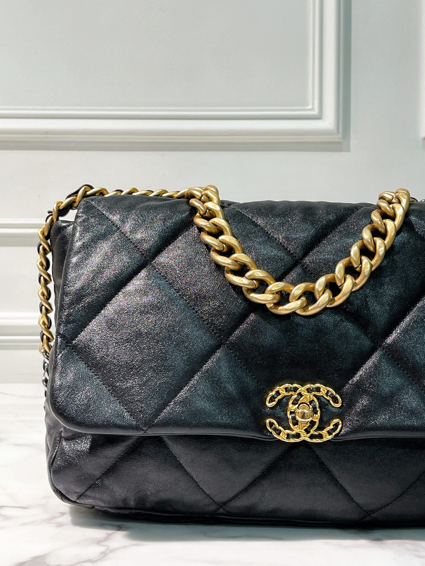 CHANEL MAXI 19 BAG, Black/Gold